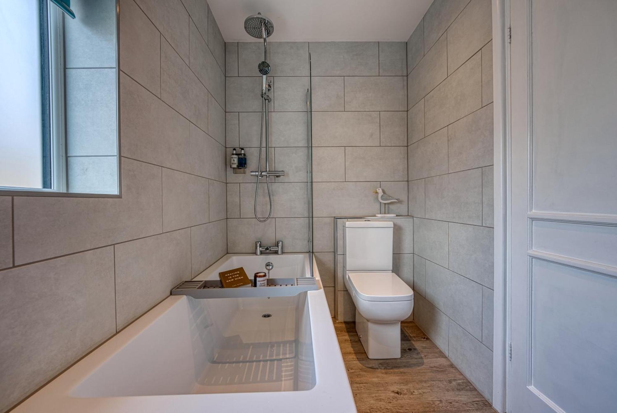 2 Bedrooms Modern, Stunning & Stylish Contractor House, Prime Portsmouth Location With Free Parking Permit, Summer Special Offer!! - By Blue Puffin Stays Εξωτερικό φωτογραφία